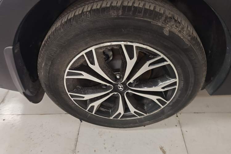 Used Hyundai Santa Fe 2017 2.0T Automatic All-Wheel Drive Smart 7-Seater Right Rear Wheel Hub