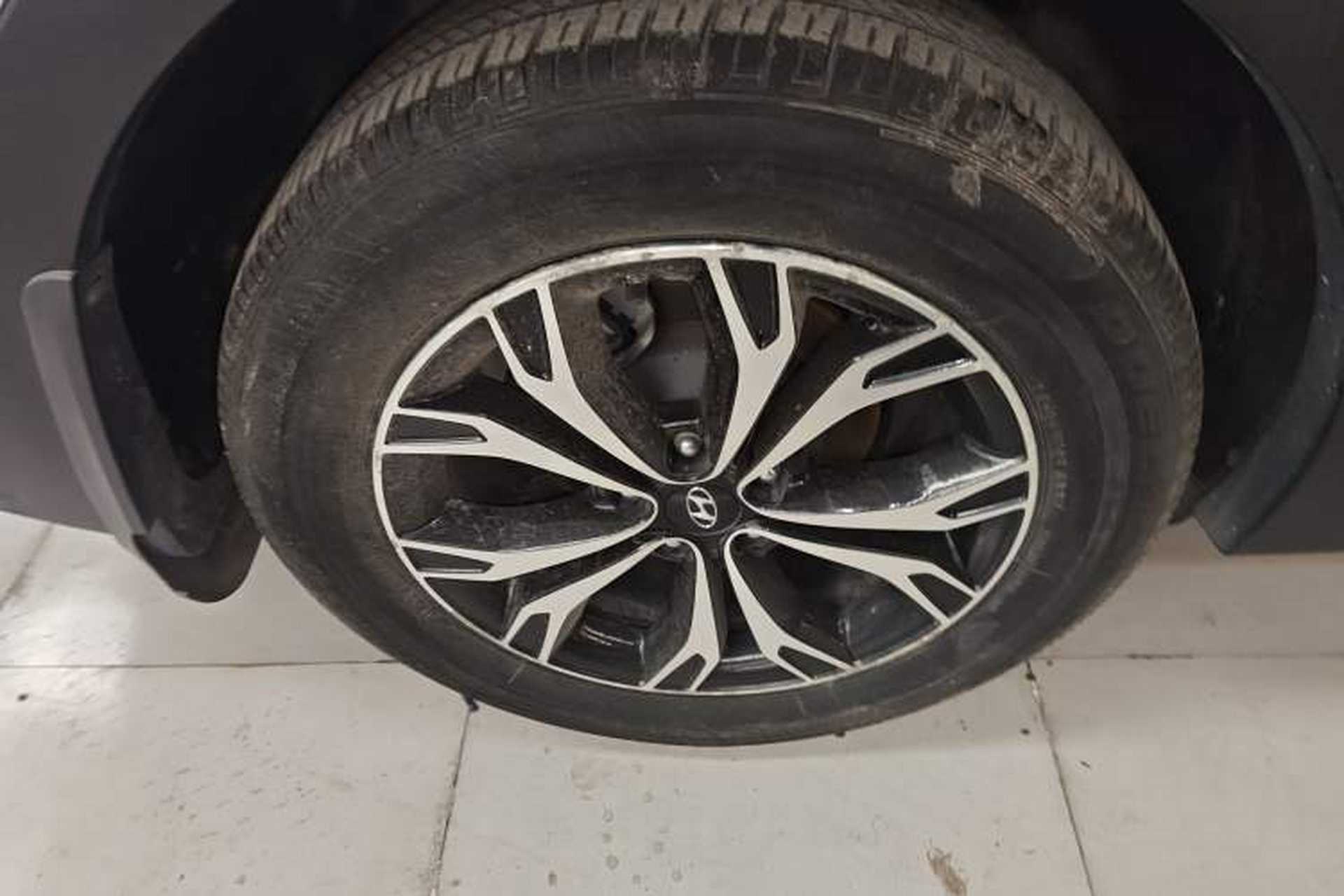 Used Hyundai Santa Fe 2017 2.0T Automatic All-Wheel Drive Smart 7-Seater Right Rear Wheel Hub