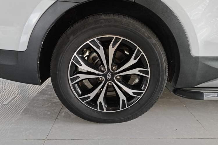 Used Hyundai Santa Fe 2017 2.0T Automatic Two-Wheel Drive Smart Version 7 Seats Right Rear Wheel Hub