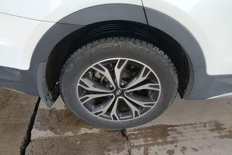 Used Hyundai Santa Fe 2017 2.0T Automatic All-Wheel Drive Smart 7-Seater Right Rear Wheel Hub