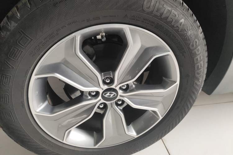 Used Hyundai Santa Fe 2017 2.0T Automatic All-Wheel Drive Smart 7-Seater Right Rear Wheel Hub