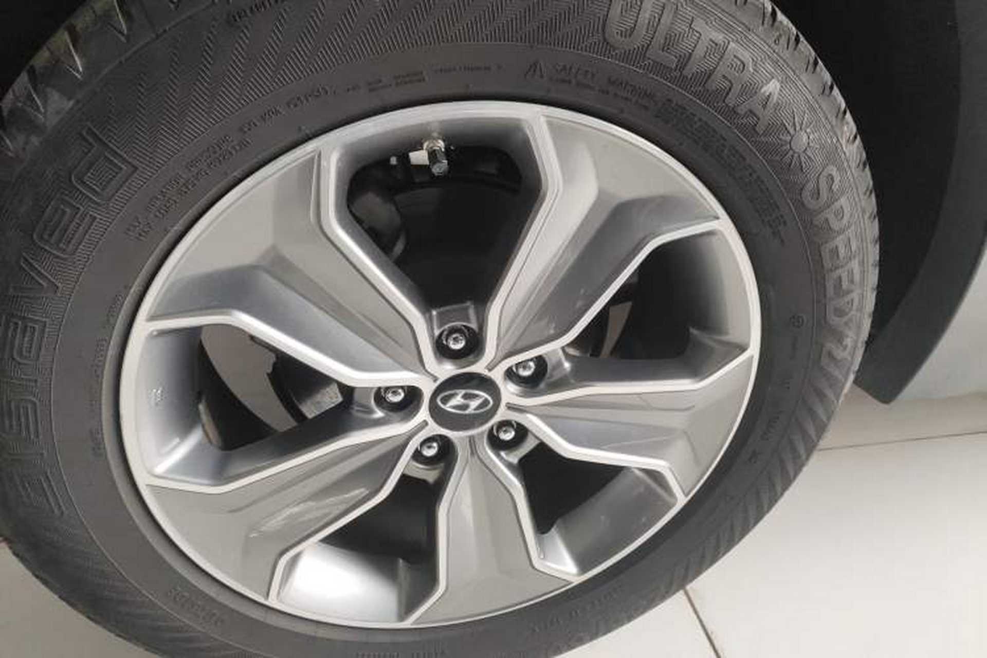 Used Hyundai Santa Fe 2017 2.0T Automatic All-Wheel Drive Smart 7-Seater Right Rear Wheel Hub