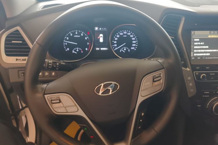Used Hyundai Santa Fe 2017 2.0T Automatic All-Wheel Drive Smart 7-Seater Steering Wheel