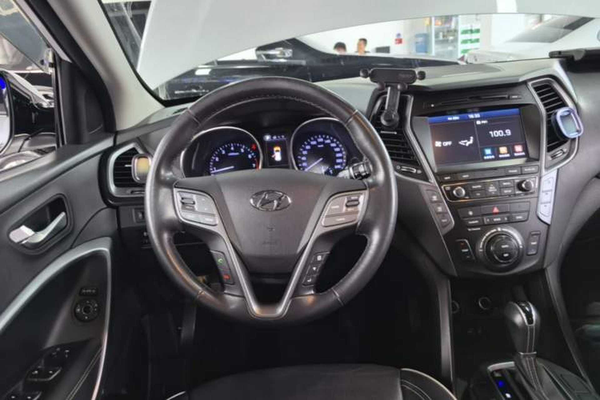 Used Hyundai Santa Fe 2017 2.0T Automatic Two-Wheel Drive Smart Version 7 Seats Steering Wheel