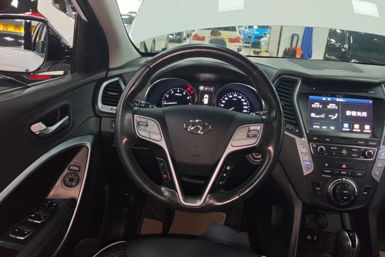 Used Hyundai Santa Fe 2017 2.0T Automatic Two-Wheel Drive Smart Version 7 Seats Steering Wheel