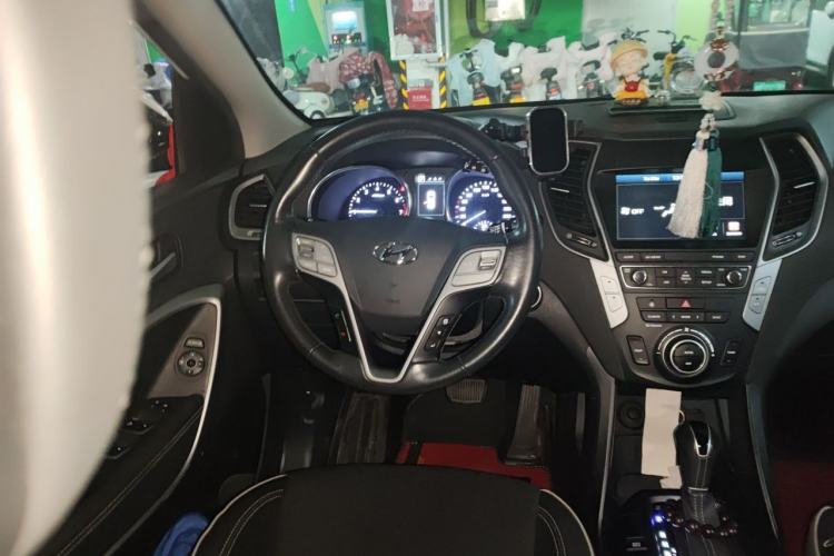 Used Hyundai Santa Fe 2017 2.4L Automatic Two-Wheel Drive Smart Version 5 Seats Steering Wheel