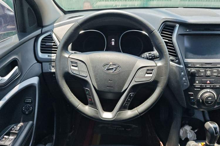 Used Hyundai Santa Fe 2017 2.0T Automatic Two-Wheel Drive Smart Version 7 Seats Steering Wheel
