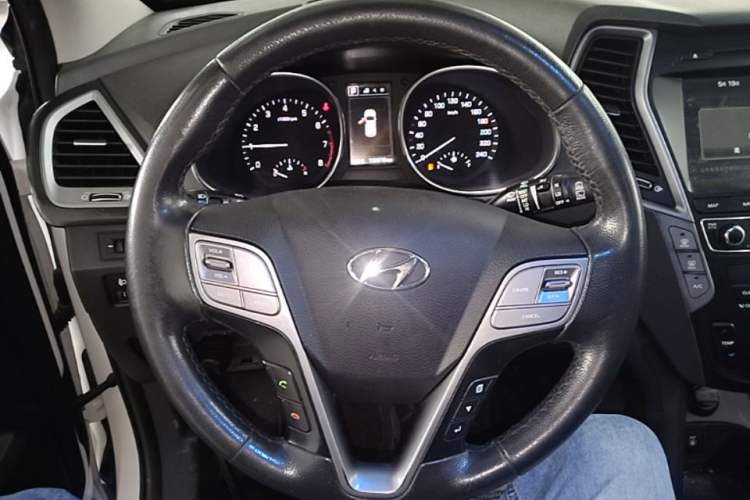 Used Hyundai Santa Fe 2017 2.0T Automatic All-Wheel Drive Smart 7-Seater Steering Wheel