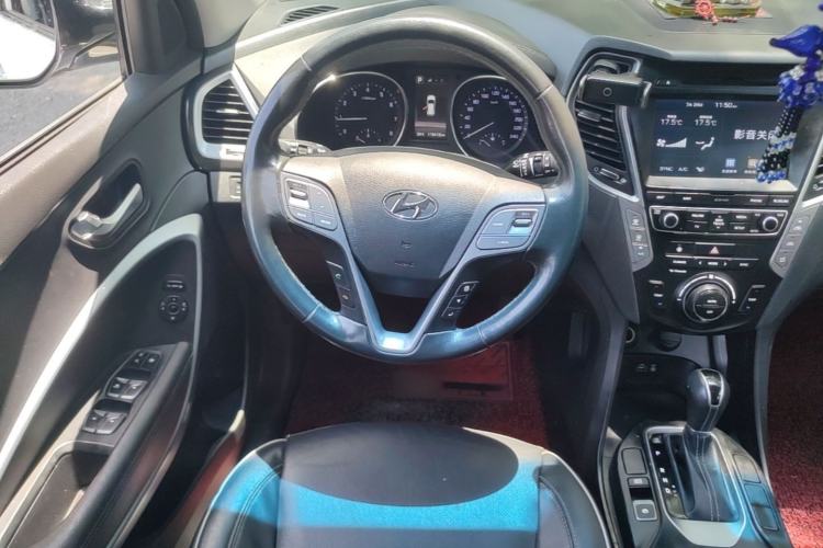 Used Hyundai Santa Fe 2017 2.0T Automatic Two-Wheel Drive Smart Version 7 Seats Steering Wheel