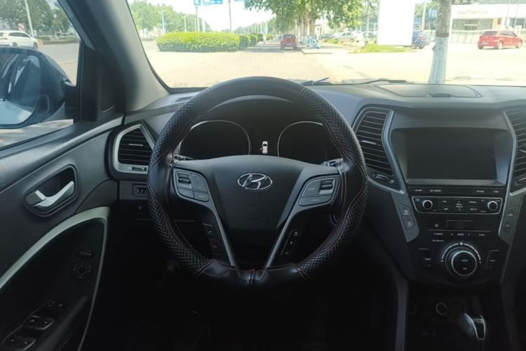 Used Hyundai Santa Fe 2017 2.4L Automatic Two-Wheel Drive Smart Version 5 Seats Steering Wheel