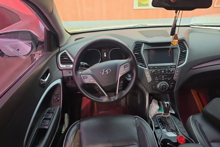 Used Hyundai Santa Fe 2017 2.0T Automatic Two-Wheel Drive Smart Version 7 Seats Steering Wheel