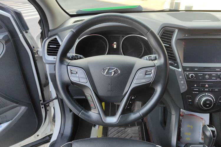 Used Hyundai Santa Fe 2017 2.0T Automatic Two-Wheel Drive Smart Version 7 Seats Steering Wheel