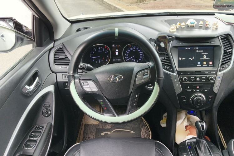 Used Hyundai Santa Fe 2017 2.0T Automatic Two-Wheel Drive Smart Version 7 Seats Steering Wheel