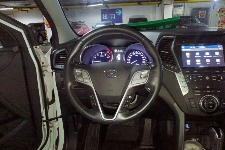 Used Hyundai Santa Fe 2017 2.0T Automatic Two-Wheel Drive Smart Version 7 Seats Steering Wheel
