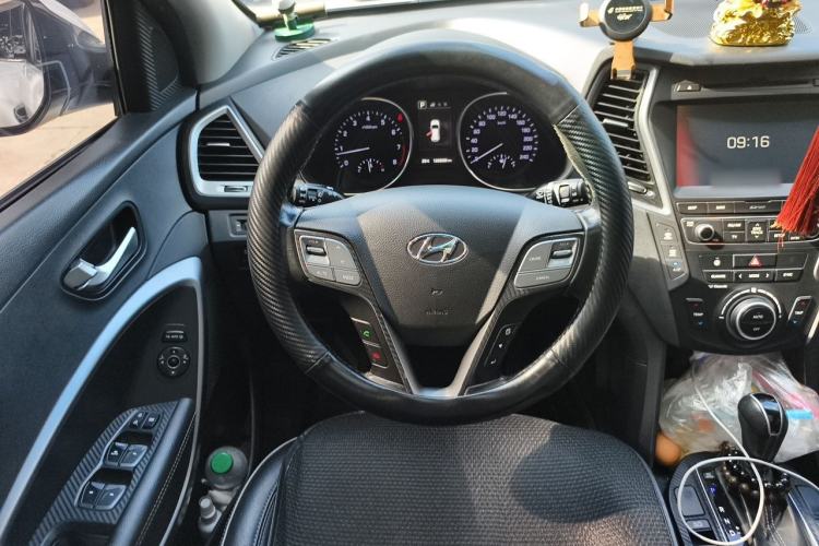 Used Hyundai Santa Fe 2017 2.0T Automatic Two-Wheel Drive Smart Version 7 Seats Steering Wheel