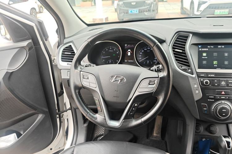 Used Hyundai Santa Fe 2017 2.4L Automatic Two-Wheel Drive Smart Version 5 Seats Steering Wheel