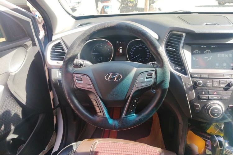 Used Hyundai Santa Fe 2017 2.4L Automatic Two-Wheel Drive Smart Version 5 Seats Steering Wheel