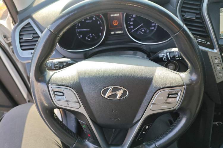 Used Hyundai Santa Fe 2017 2.0T Automatic Two-Wheel Drive Smart Version 7 Seats Steering Wheel