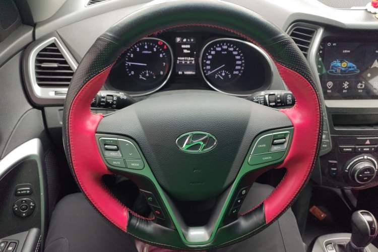 Used Hyundai Santa Fe 2017 2.0T Automatic All-Wheel Drive Smart 7-Seater Steering Wheel