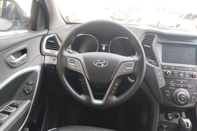 Used Hyundai Santa Fe 2017 2.0T Automatic Two-Wheel Drive Smart Version 7 Seats Steering Wheel