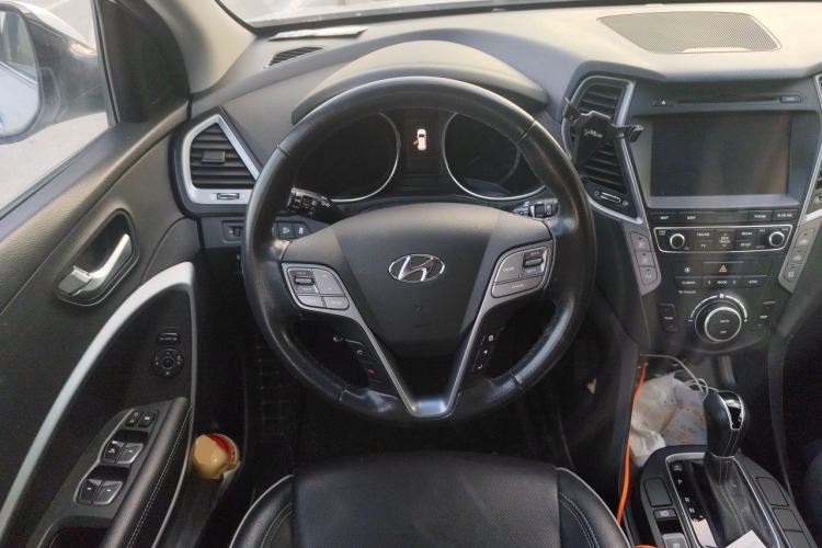 Used Hyundai Santa Fe 2017 2.0T Automatic Two-Wheel Drive Smart Version 7 Seats Steering Wheel