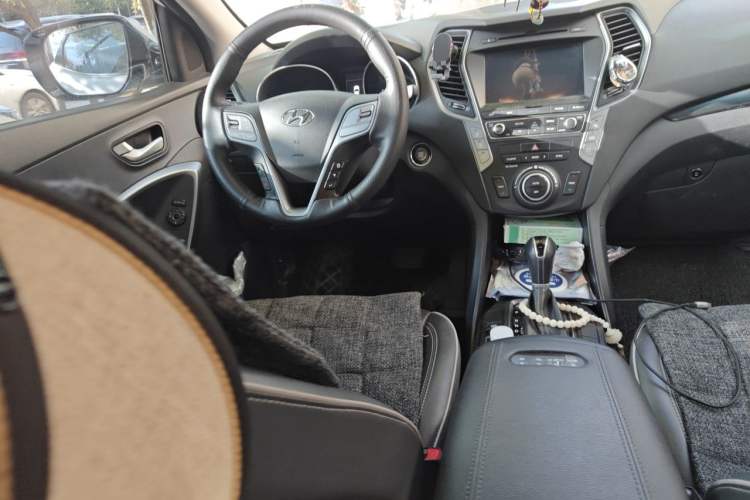 Used Hyundai Santa Fe 2017 2.0T Automatic All-Wheel Drive Smart 7-Seater Steering Wheel