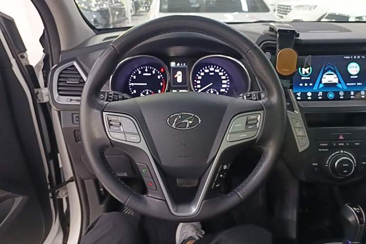 Used Hyundai Santa Fe 2017 2.0T Automatic All-Wheel Drive Smart 7-Seater Steering Wheel