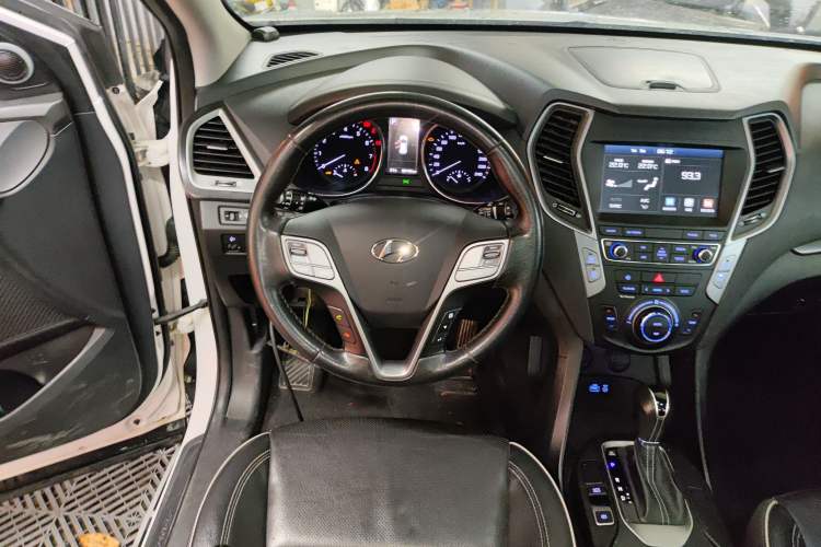 Used Hyundai Santa Fe 2017 2.4L Automatic Two-Wheel Drive Smart Version 5 Seats Steering Wheel