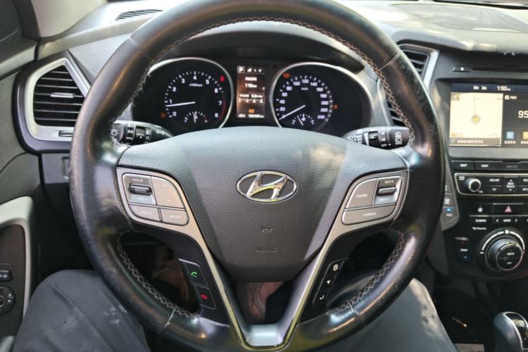 Used Hyundai Santa Fe 2017 2.0T Automatic Two-Wheel Drive Smart Version 7 Seats Steering Wheel