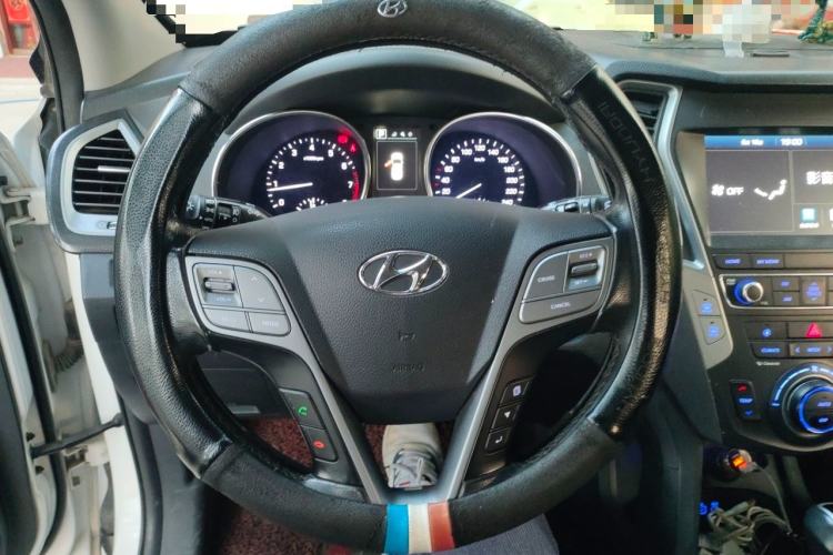 Used Hyundai Santa Fe 2017 2.4L Automatic Two-Wheel Drive Smart Version 5 Seats Steering Wheel