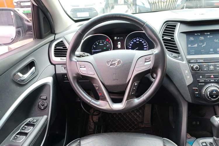 Used Hyundai Santa Fe 2017 2.4L Automatic Two-Wheel Drive Smart Version 5 Seats Steering Wheel