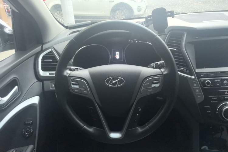 Used Hyundai Santa Fe 2017 2.0T Automatic All-Wheel Drive Smart 7-Seater Steering Wheel