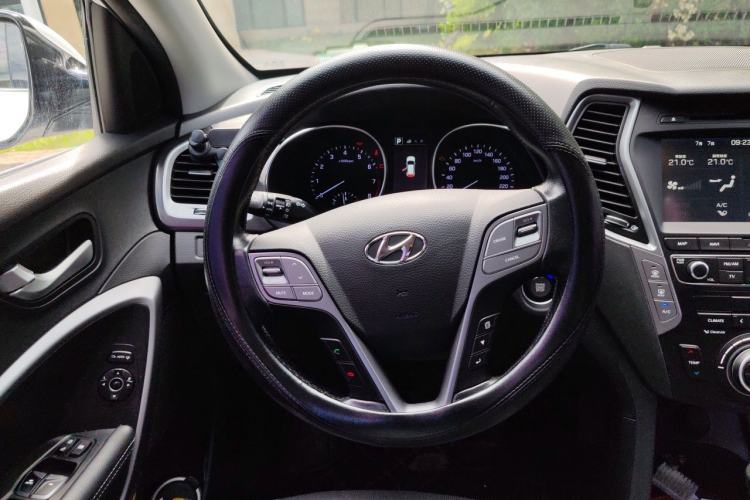 Used Hyundai Santa Fe 2017 2.0T Automatic All-Wheel Drive Smart 7-Seater Steering Wheel
