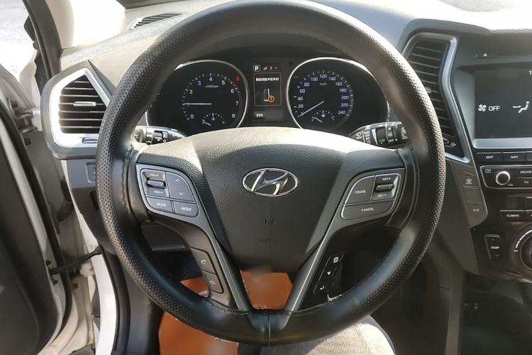 Used Hyundai Santa Fe 2017 2.0T Automatic Two-Wheel Drive Smart Version 7 Seats Steering Wheel