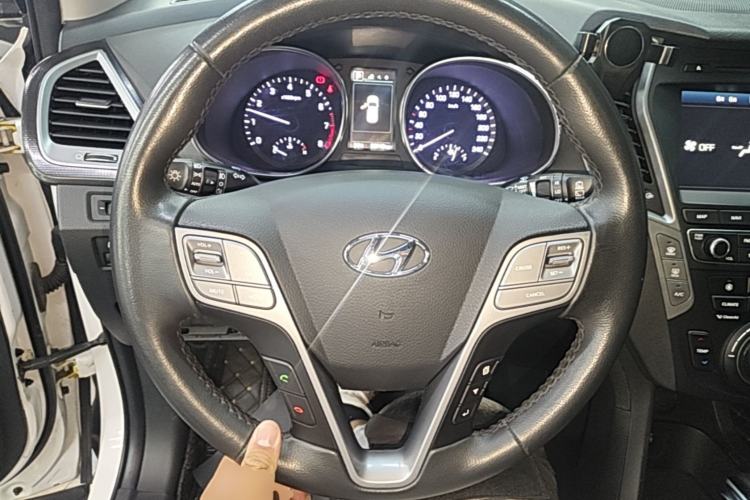 Used Hyundai Santa Fe 2017 2.0T Automatic Two-Wheel Drive Smart Version 7 Seats Steering Wheel