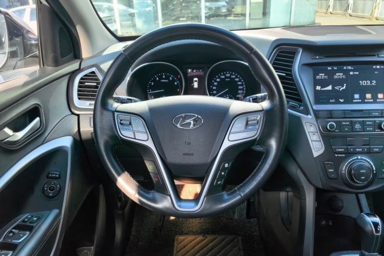 Used Hyundai Santa Fe 2017 2.0T Automatic Two-Wheel Drive Smart Version 7 Seats Steering Wheel