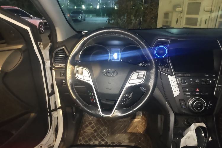 Used Hyundai Santa Fe 2017 2.4L Automatic Two-Wheel Drive Smart Version 5 Seats Steering Wheel
