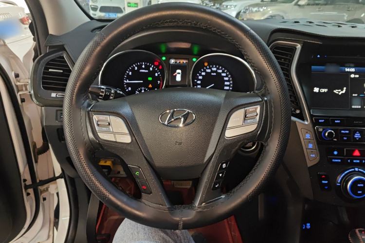 Used Hyundai Santa Fe 2017 2.0T Automatic Two-Wheel Drive Smart Version 7 Seats Steering Wheel