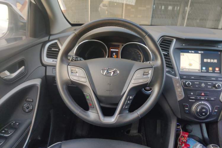 Used Hyundai Santa Fe 2017 2.0T Automatic Two-Wheel Drive Smart Version 7 Seats Steering Wheel