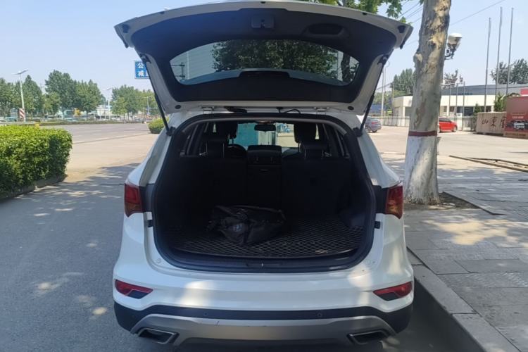 Used Hyundai Santa Fe 2017 2.4L Automatic Two-Wheel Drive Smart Version 5 Seats Trunk