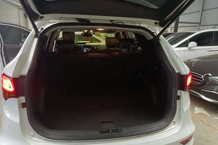 Used Hyundai Santa Fe 2017 2.0T Automatic All-Wheel Drive Smart 7-Seater Trunk