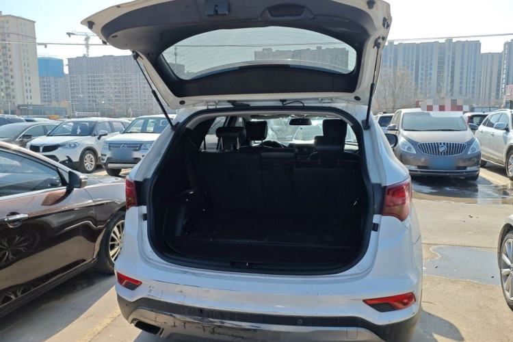 Used Hyundai Santa Fe 2017 2.0T Automatic Two-Wheel Drive Smart Version 7 Seats Trunk