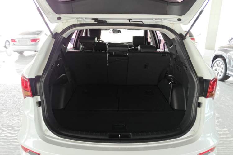 Used Hyundai Santa Fe 2017 2.0T Automatic Two-Wheel Drive Smart Version 7 Seats Trunk