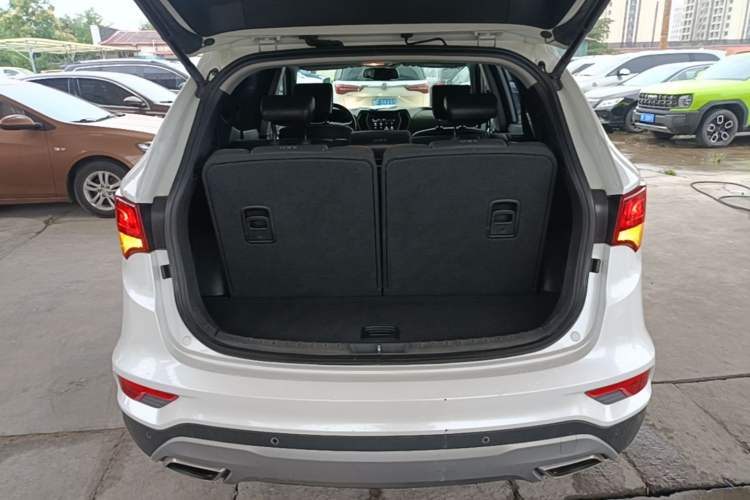 Used Hyundai Santa Fe 2017 2.0T Automatic All-Wheel Drive Smart 7-Seater Trunk