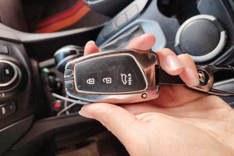 Used Hyundai Santa Fe 2017 2.0T Automatic All-Wheel Drive Smart 7-Seater Vehicle Key