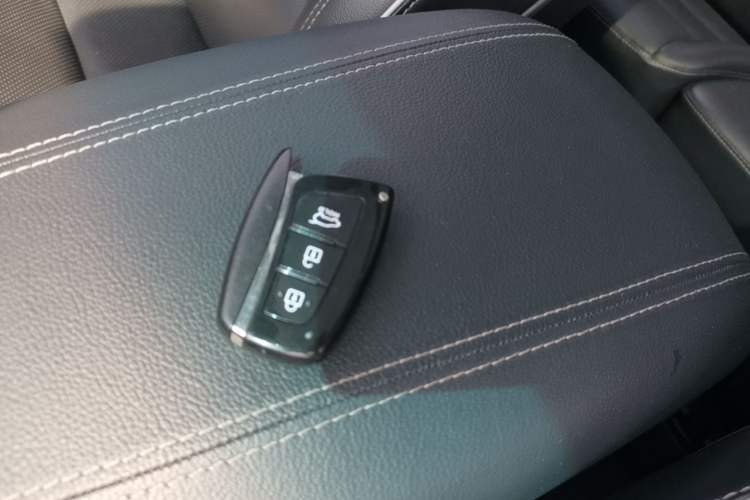 Used Hyundai Santa Fe 2017 2.4L Automatic Two-Wheel Drive Smart Version 5 Seats Vehicle Key
