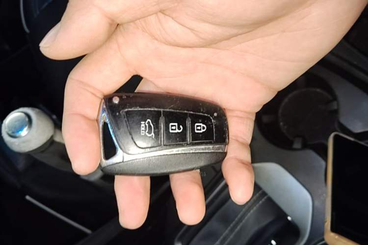 Used Hyundai Santa Fe 2017 2.0T Automatic All-Wheel Drive Smart 7-Seater Vehicle Key