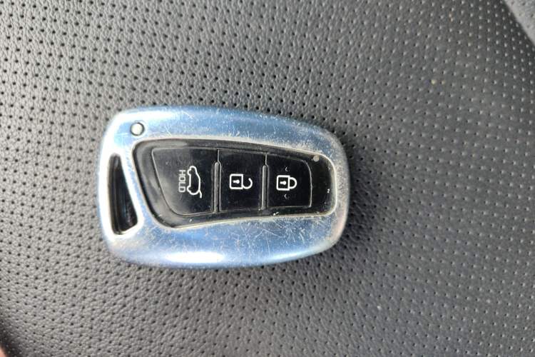Used Hyundai Santa Fe 2017 2.0T Automatic All-Wheel Drive Smart 7-Seater Vehicle Key