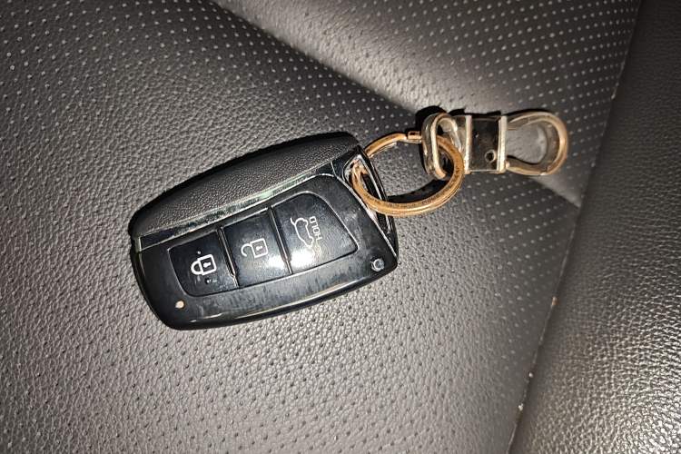 Used Hyundai Santa Fe 2017 2.0T Automatic All-Wheel Drive Smart 7-Seater Vehicle Key