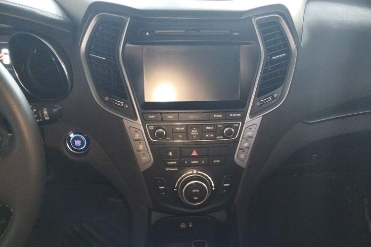 Used Hyundai Santa Fe 2017 2.0T Automatic Two-Wheel Drive Smart Version 7 Seats Audio And AC Panel